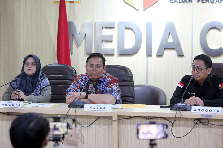 Ketua Badan Pengawas Pemilu (Bawaslu) Rahmat Bagja (tengah) didampingi anggota Bawaslu Lolly Suhenty (kiri) dan Puadi menyampaikan keterangan pers terkait surat suara pemilu Taipei di Gedung Bawaslu, Jakarta, Kamis, 28 Desember 2023.